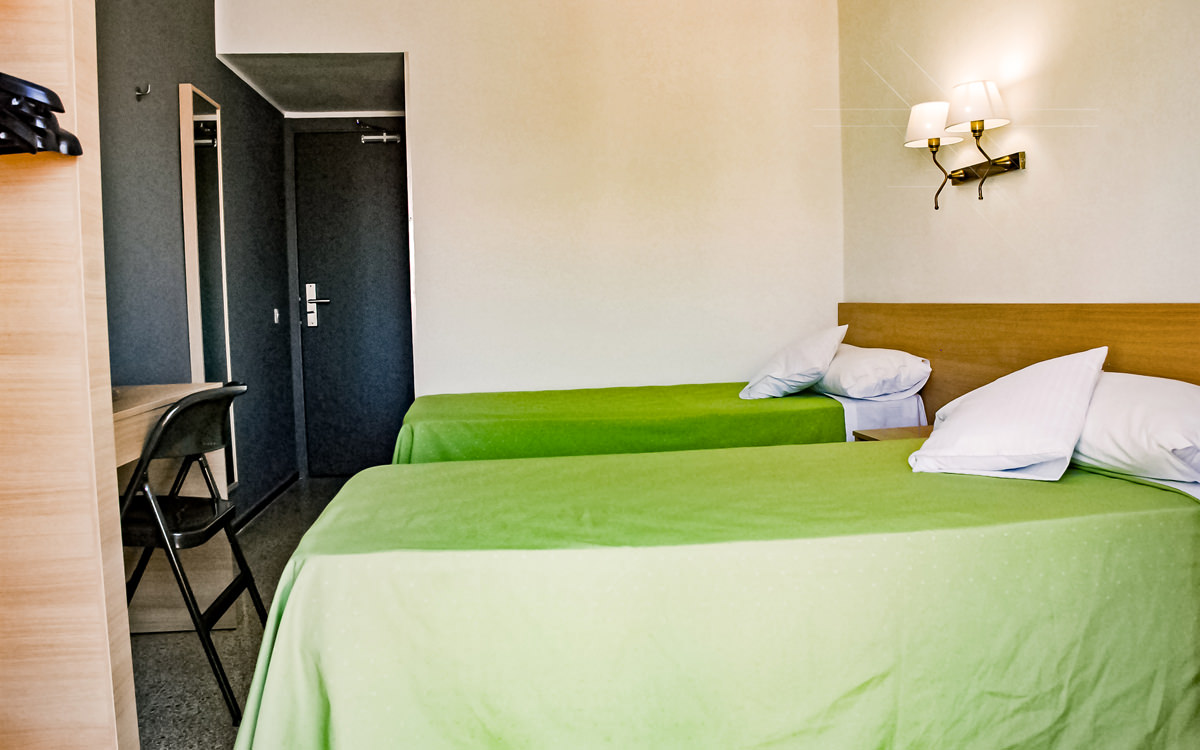 Hotel Armonia - Lloret de Mar - Zimmer / Bett