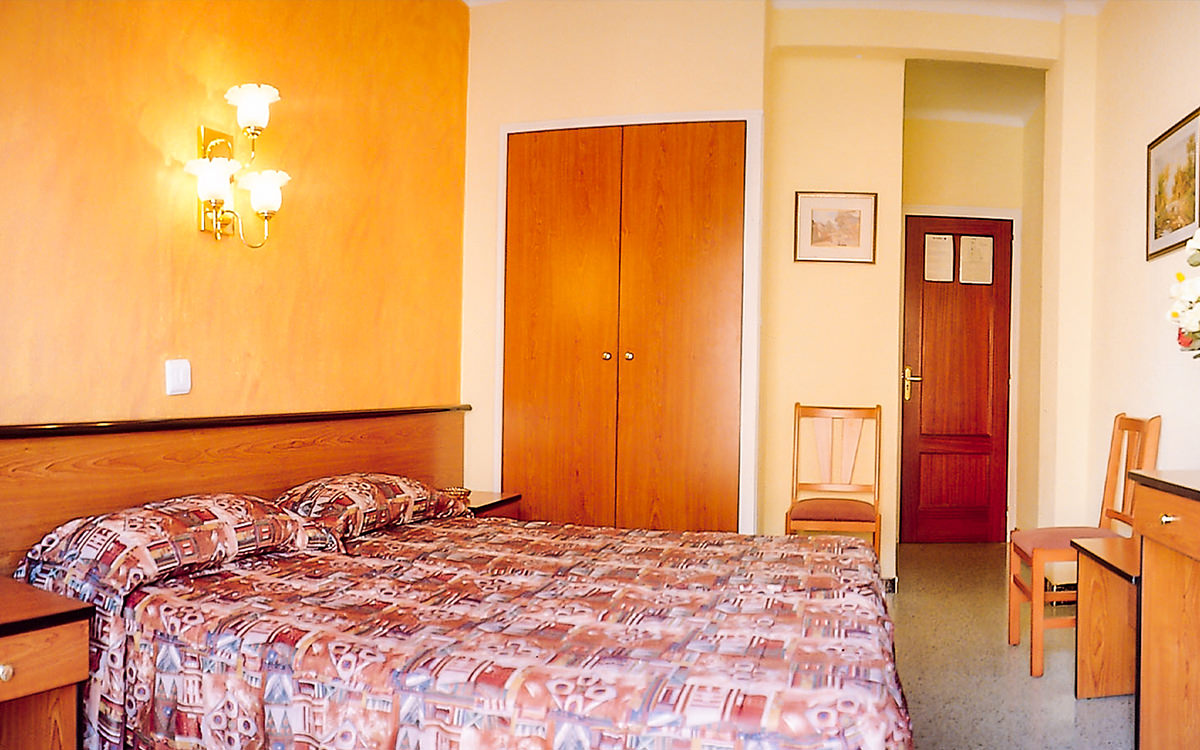 Hotel Continental - Calella - Bett / Zimmer