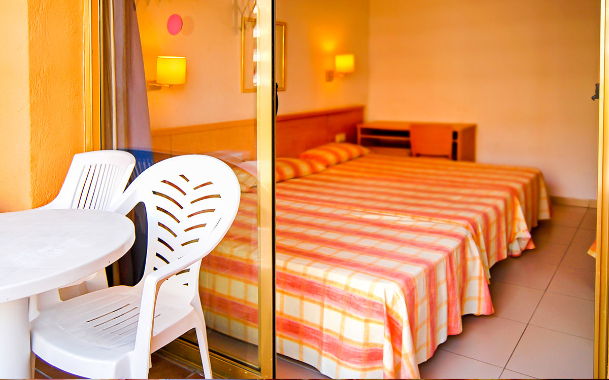 Hotel Bon Repos - Calella - Balkon / Zimmer / Bett