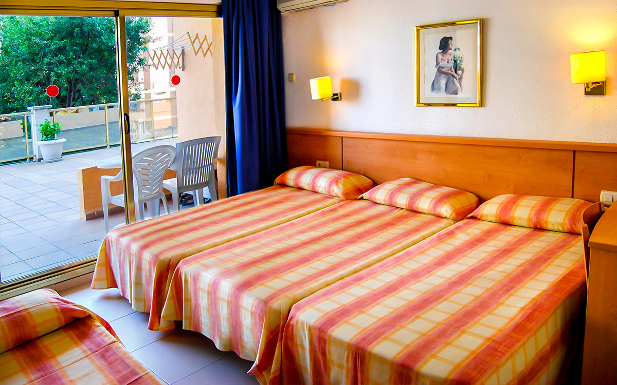 Hotel Bon Repos - Calella - Zimmer / Overview / Bett