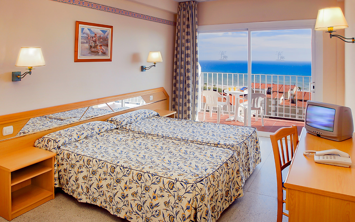 Hotel Catalonia - Calella - Zimmer / Bett / TV