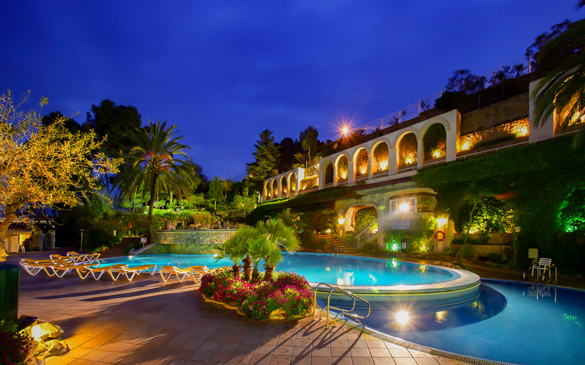 Hotel Guitart Central Park - Lloret de Mar  - Poolanlage bei Nacht