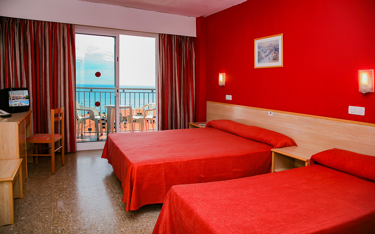 Hotel Santa Monica - Calella - Zimmer / Bett / TV