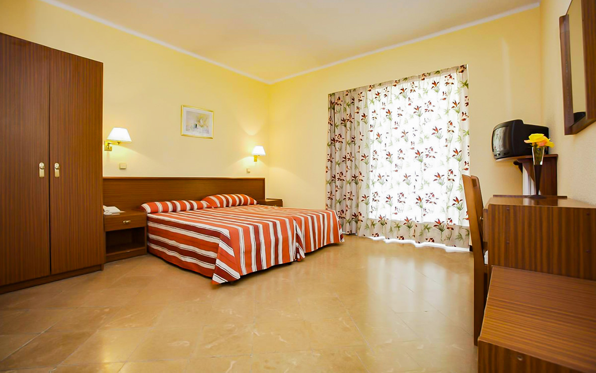 Hotel Terramar - Calella - Zimmer / Bett / TV