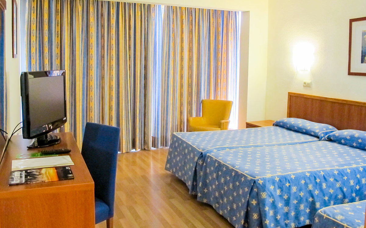 Hotel Metropol - Lloret de Mar- Doppelzimmer / Bett