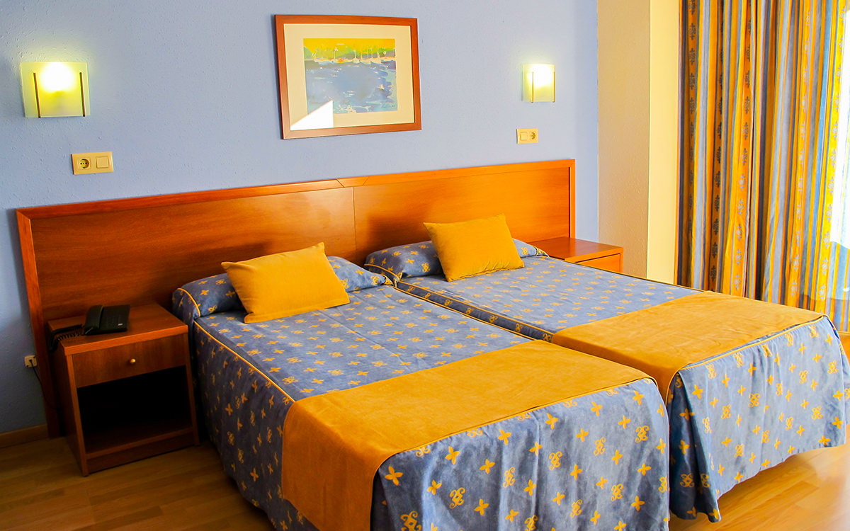 Hotel Metropol - Lloret de Mar - Zimmer / Bett